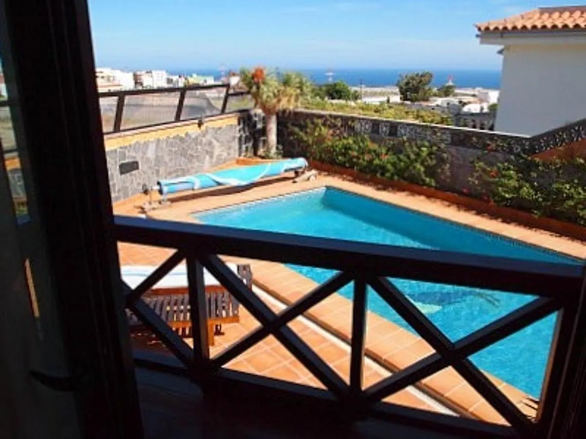 Granadilla Beach House: 5-Bedroom Retreat with Pool & Jacuzzi Granadilla De Abona