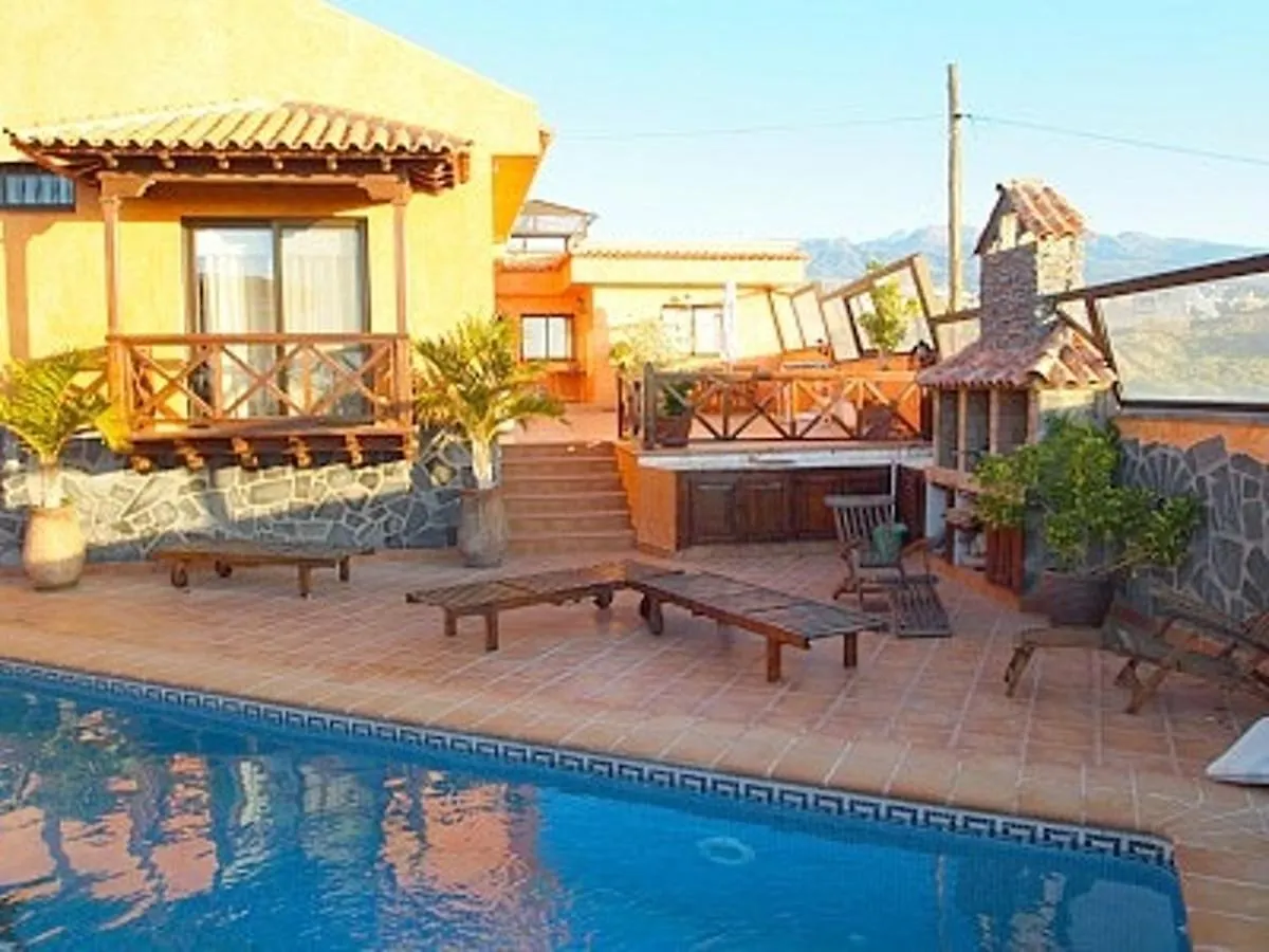 Granadilla Beach House: 5-Bedroom Retreat with Pool & Jacuzzi Granadilla De Abona